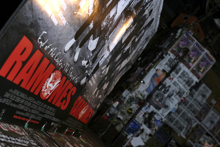 Un poster dei Ramones presso il locale punk CBGB'S di New York.
