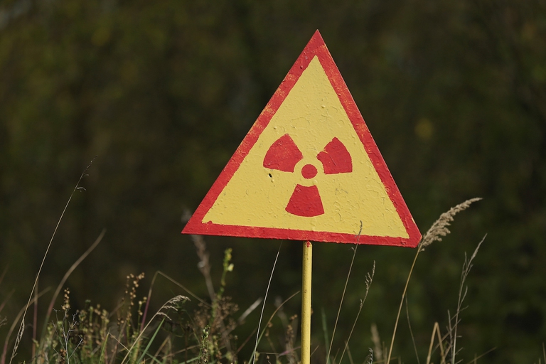 Un cartello segnala il pericolo di radioattività nei pressi della centrale di Chernobyl, in Ucraina ©Sean Gallup/Getty Images