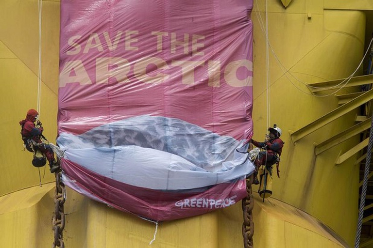 Six Greenpeace Climbers Scale Shell's Arctic-Bound Oil Rig