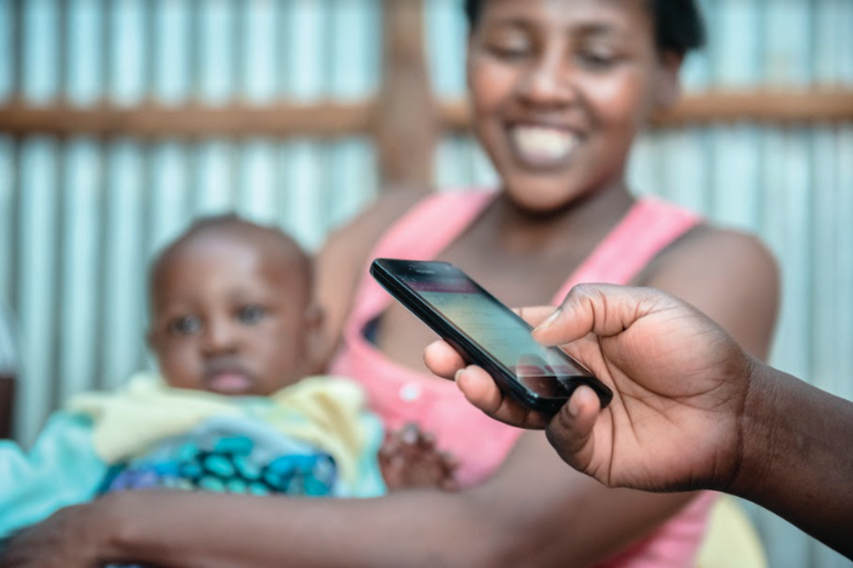 Una ragazza in Africa con un bambino