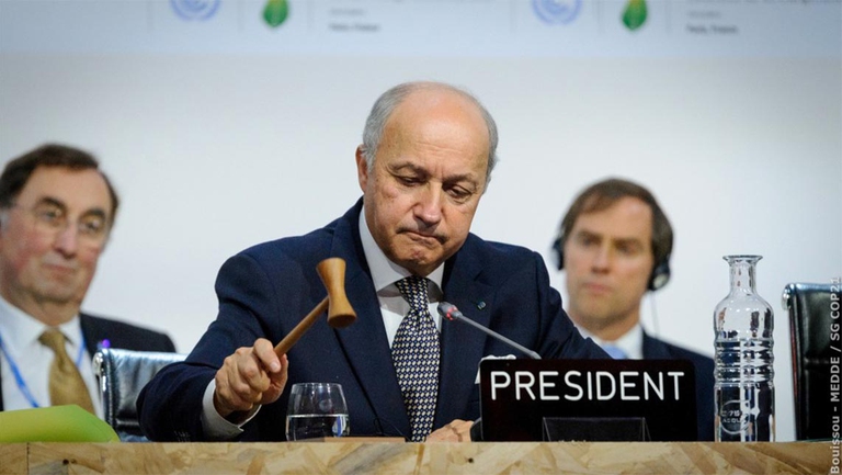 Il presidente della conferenza, il ministro degli Esteri francese Laurent Fabius, mentre annuncia: "L’accordo di Parigi è adottato". ©cop21.gouv.fr