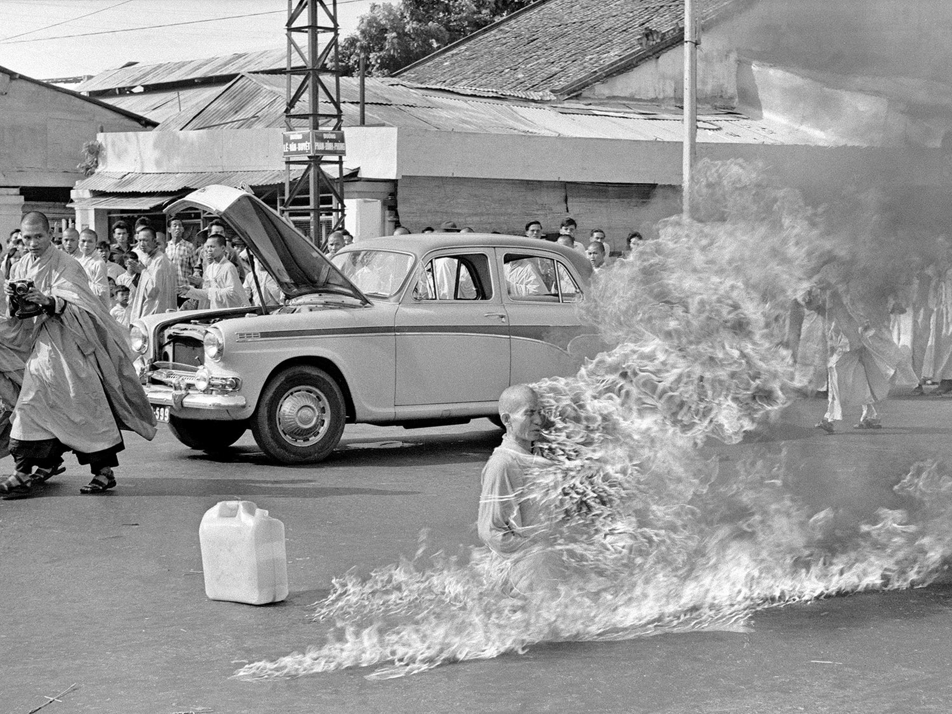 1963, il monaco Thích Quảng Ðức si dà fuoco