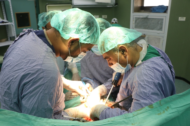 Medici al lavoro all'ospedale al-Shifa di Gaza