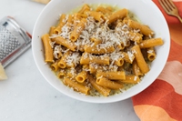 Cacio e pepe rivisitata, la ricetta con pasta di mais bianco alla curcuma e pepe nero