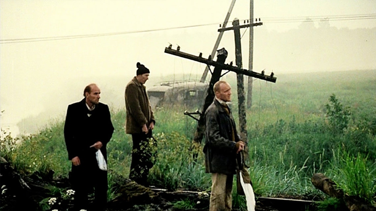 All'arrivo nella zona, la pellicola vira, dal bianco e nero, verso il verde. Ciò è dovuto sia a una scelta artistica, sia alla rocambolesca necessità di rigirare alcune scene del film per errori nei laboratori di sviluppo.