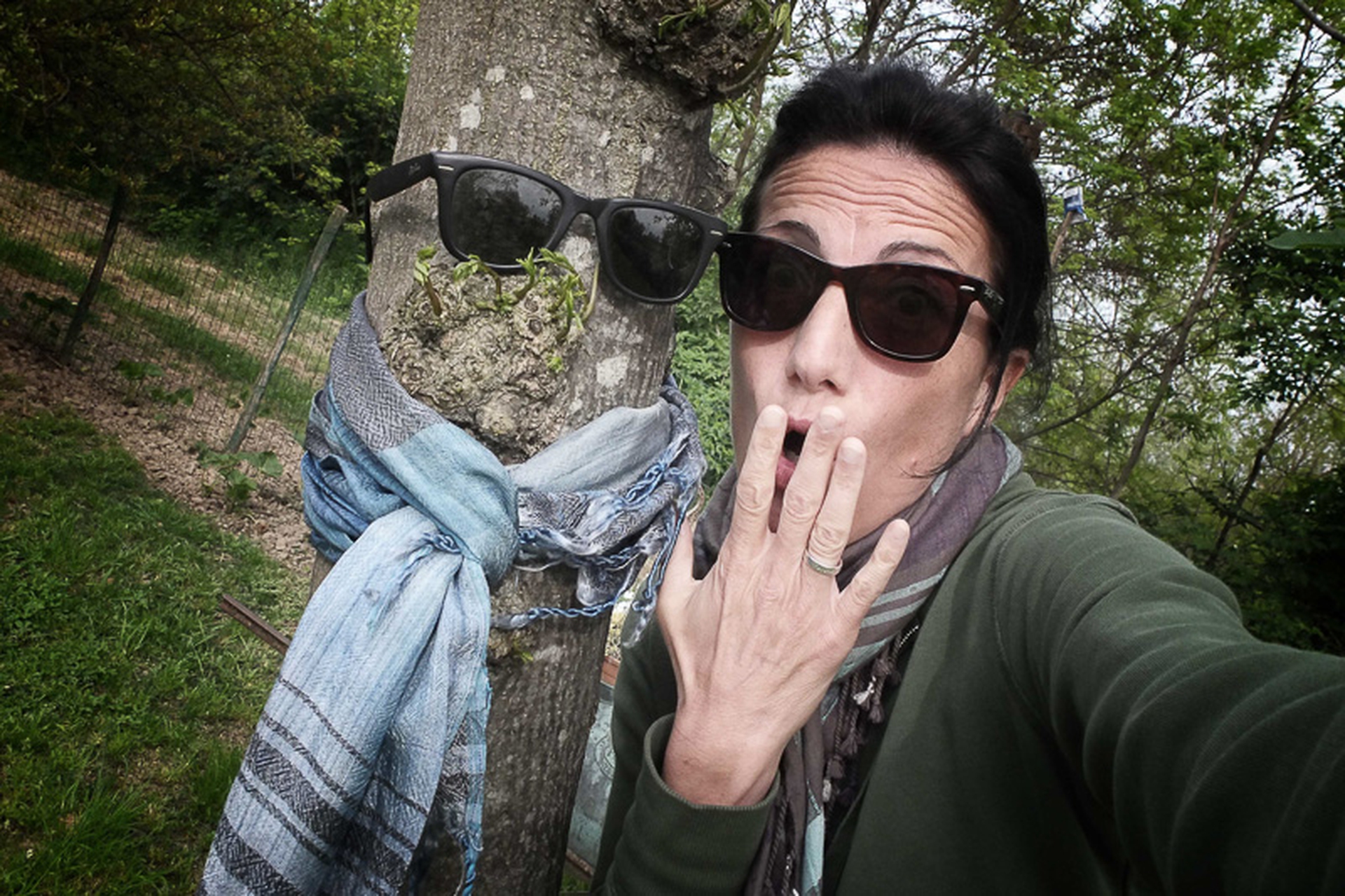 Tree hug selfie, i vincitori del primo concorso degli autoscatti con gli alberi