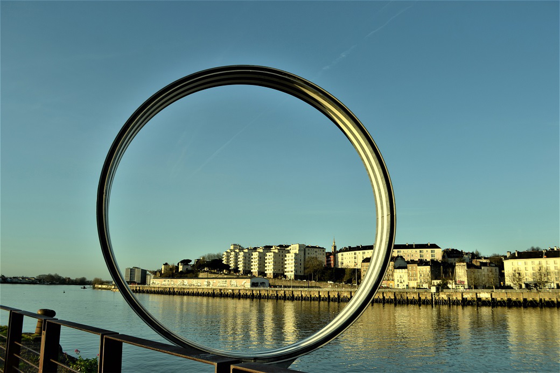 Gli anelli di Daniel Buren fanno parte de Le voyage à Nantes