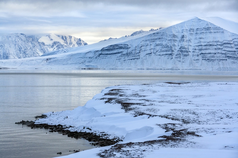 Il paesaggio di Raudfjord nelle Isole Svalbard 