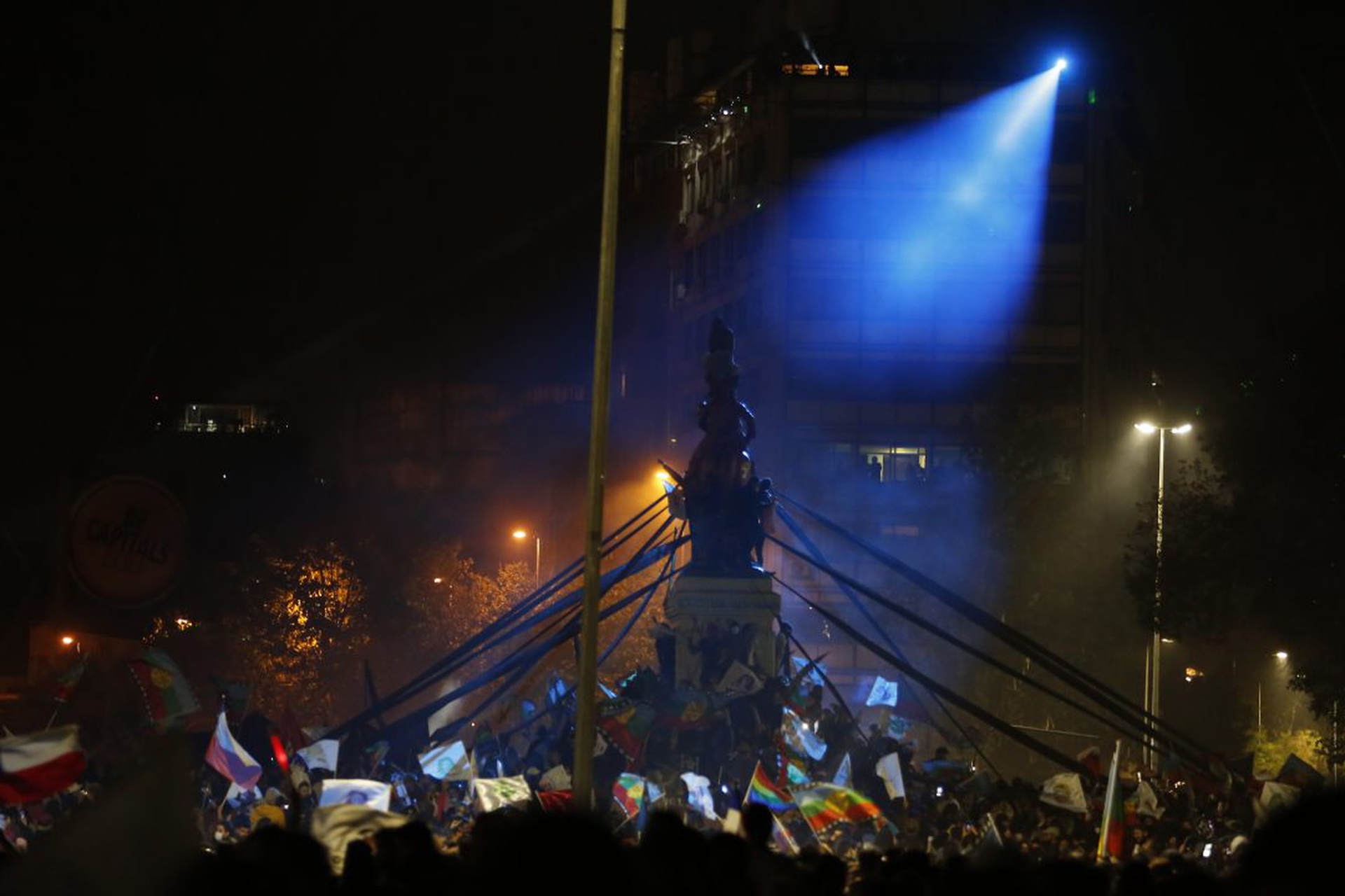 Le operazioni di voto al referendum e i festeggiamenti per la vittoria del sì