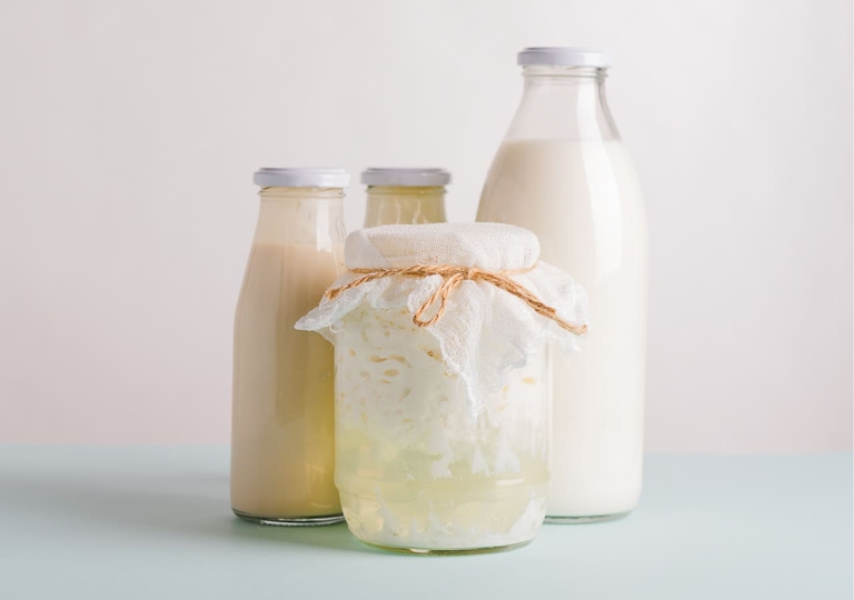 Prodotti lattiero-caseari prodotti a base di latte fermentato probiotico biologico in bottiglie di vetro