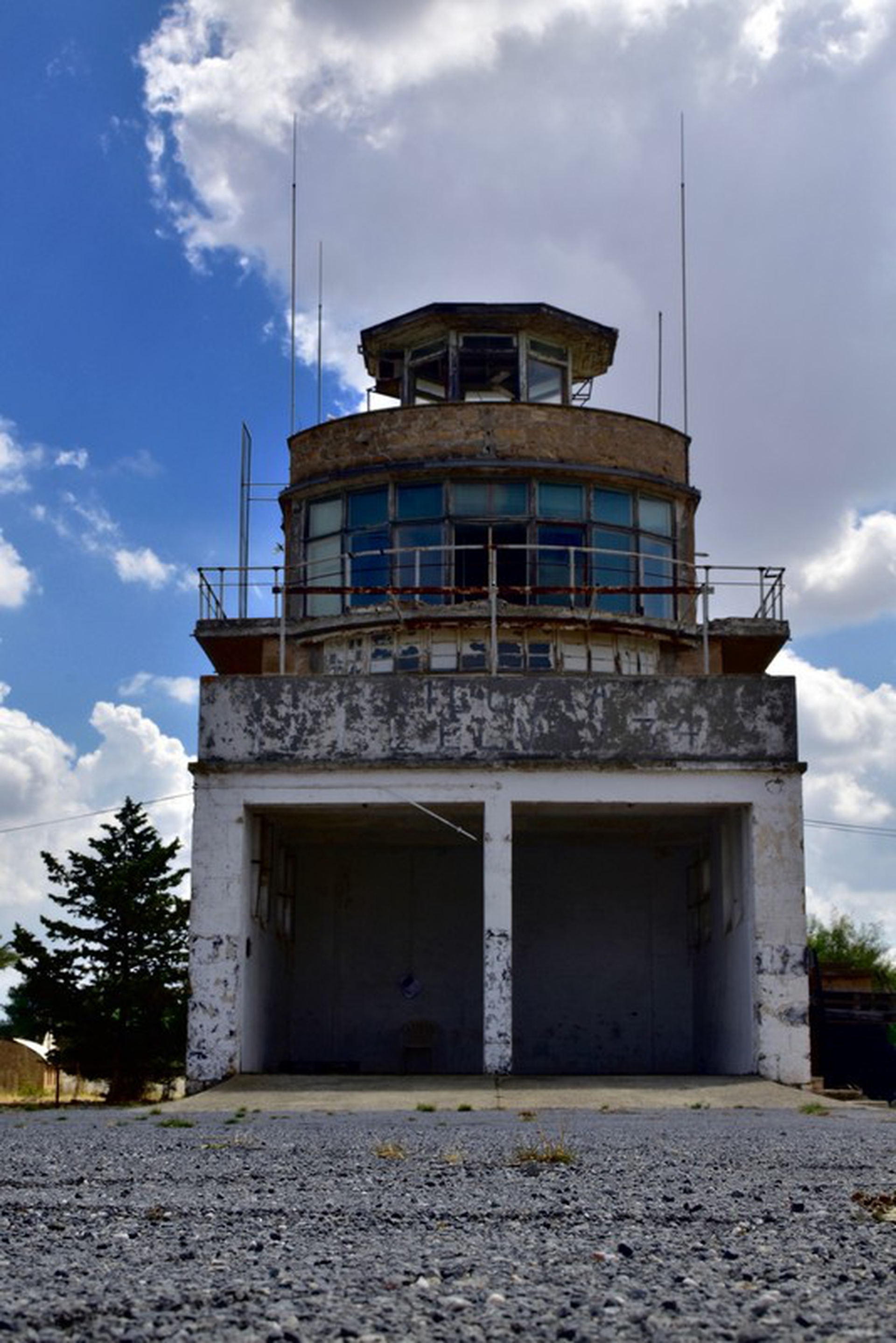 La vecchia torre di controllo dell’aeroporto internazionale di Nicosia