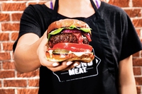 Per gli hamburger alternativi più succulenti, si riscalda la sfida delle startup