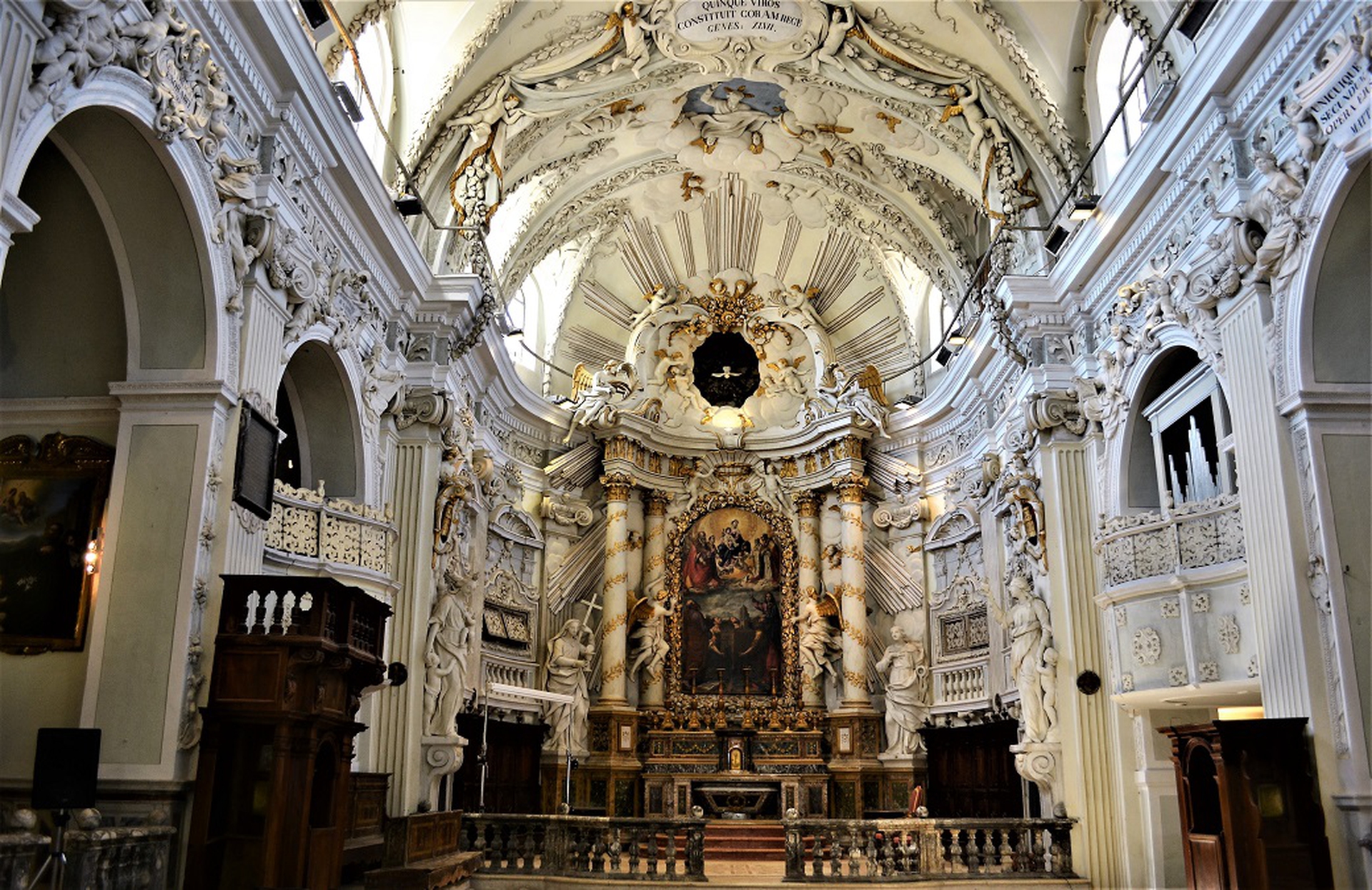 L'interno della chiesa di San Filippo a Fossombrone