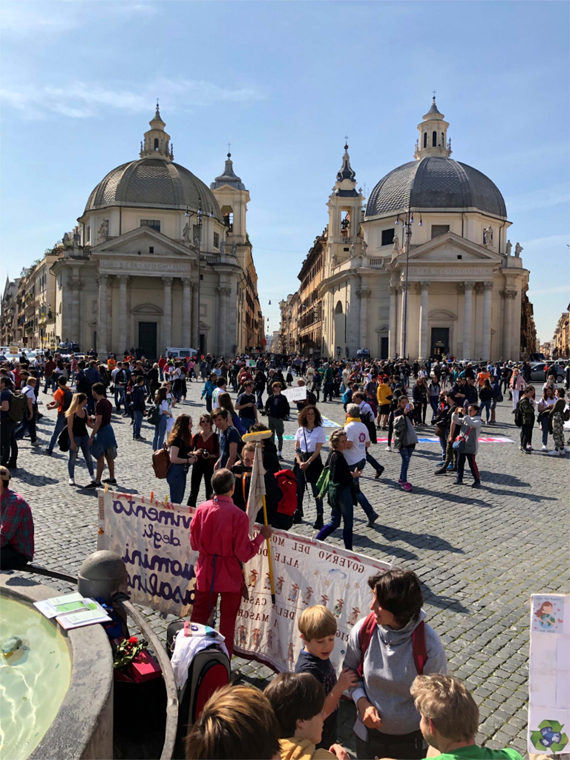 Chiese di piazza del Popolo durante la manifestazione del 19 aprile