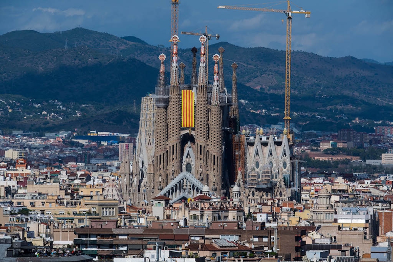 bandiera referendum in catalogna sagrada familia