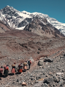 Cholitas: la storia delle donne indigene boliviane che conquistano la vetta più alta delle Ande