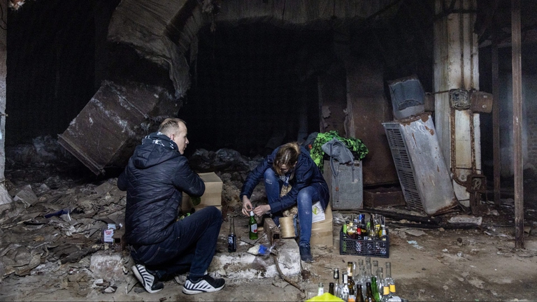 Alcuni volontari creano bombe molotov nei rifugi antiaerei della capitale ucraina Kiev 