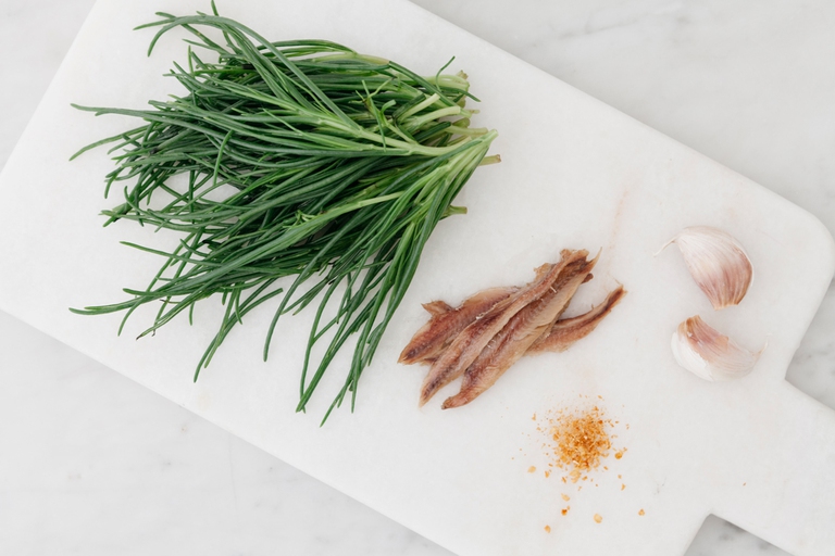 Ingredienti per la barba di frate e acciughe
