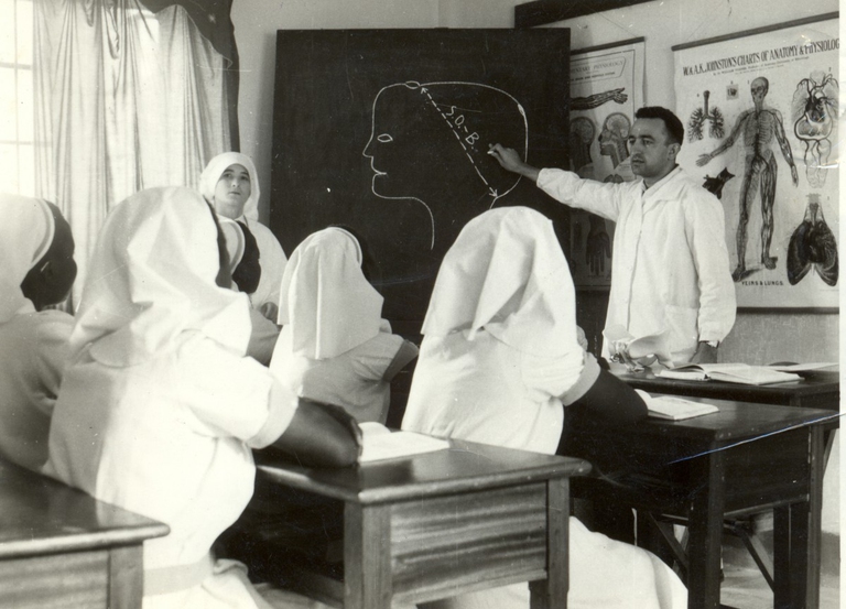 Padre Giuseppe Ambrosoli insegna alla Scuola di ostetricia