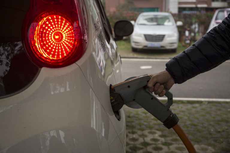 auto a benzina ed elettriche