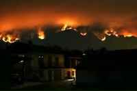 Piemonte, gli incendi non si placano: frazioni evacuate in Val di Susa