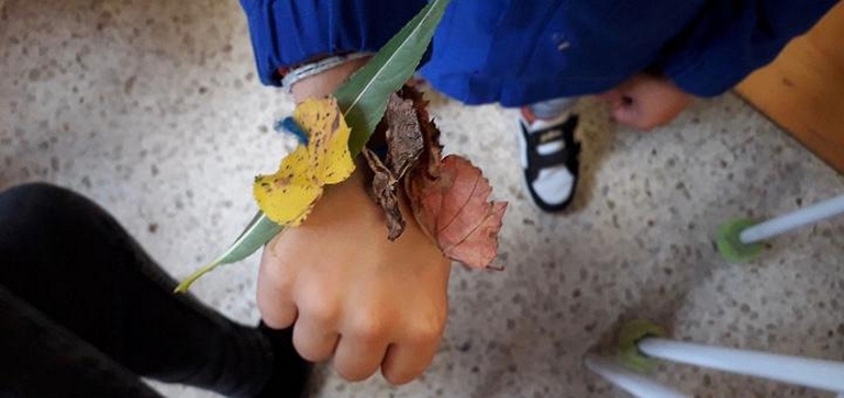 scuole coronavirus podcast bambini con foglie