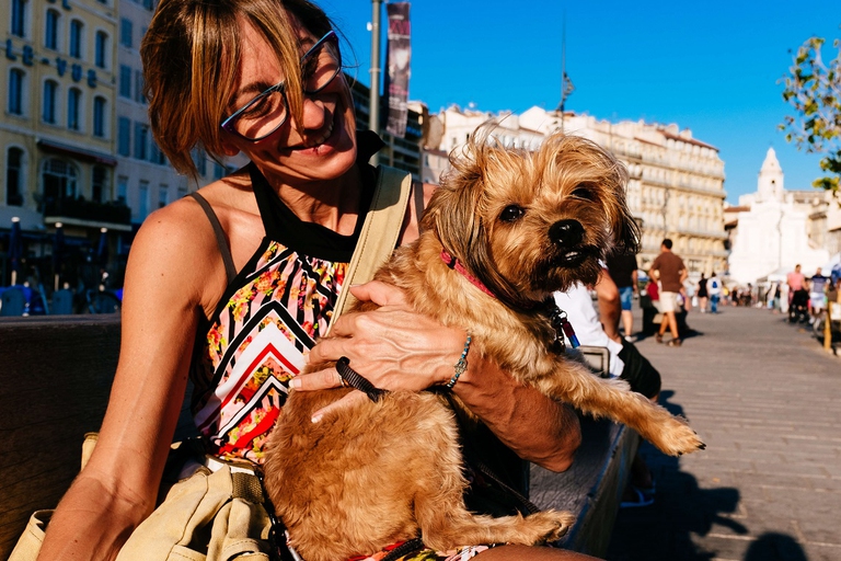 Una donna con il suo cane