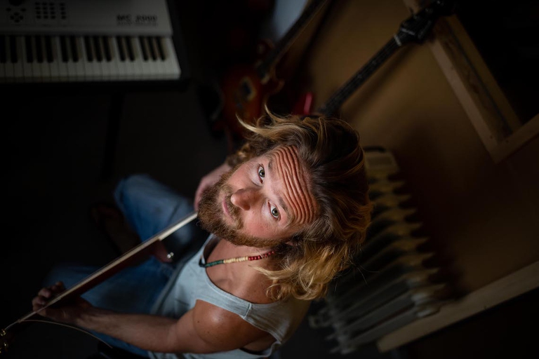 Tiziano Tamisari inquadrato dall'alto con chitarra.