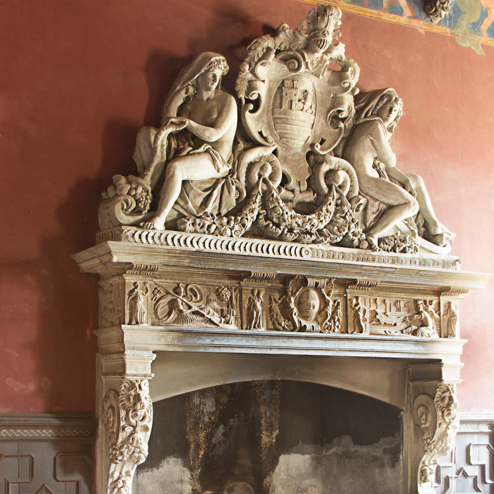 Sala Rossa, camino monumentale