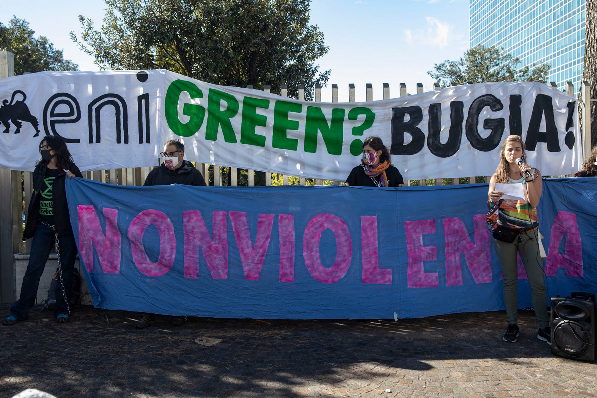 Una settimana di ribellione davanti alla sede di Eni