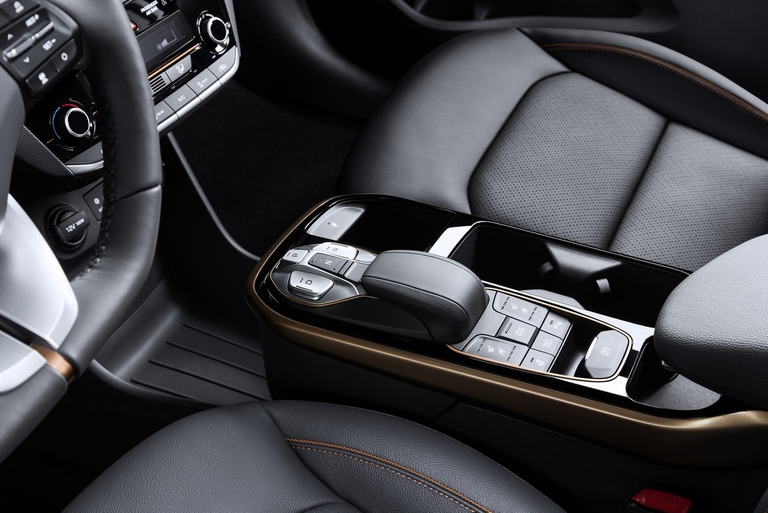 Guidare un’auto elettrica non significa rinunciare a soluzioni hi-tech. Ioniq Electric può contare sulla connettività Android Auto e Apple Car Play per un dialogo privilegiato con i device portatili oltre che sulla ricarica wireless degli smartphone e sui servizi Tom Tom Live gratuiti per 7 anni