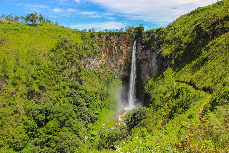 Cascata in mezzo alla foresta in Indonesia