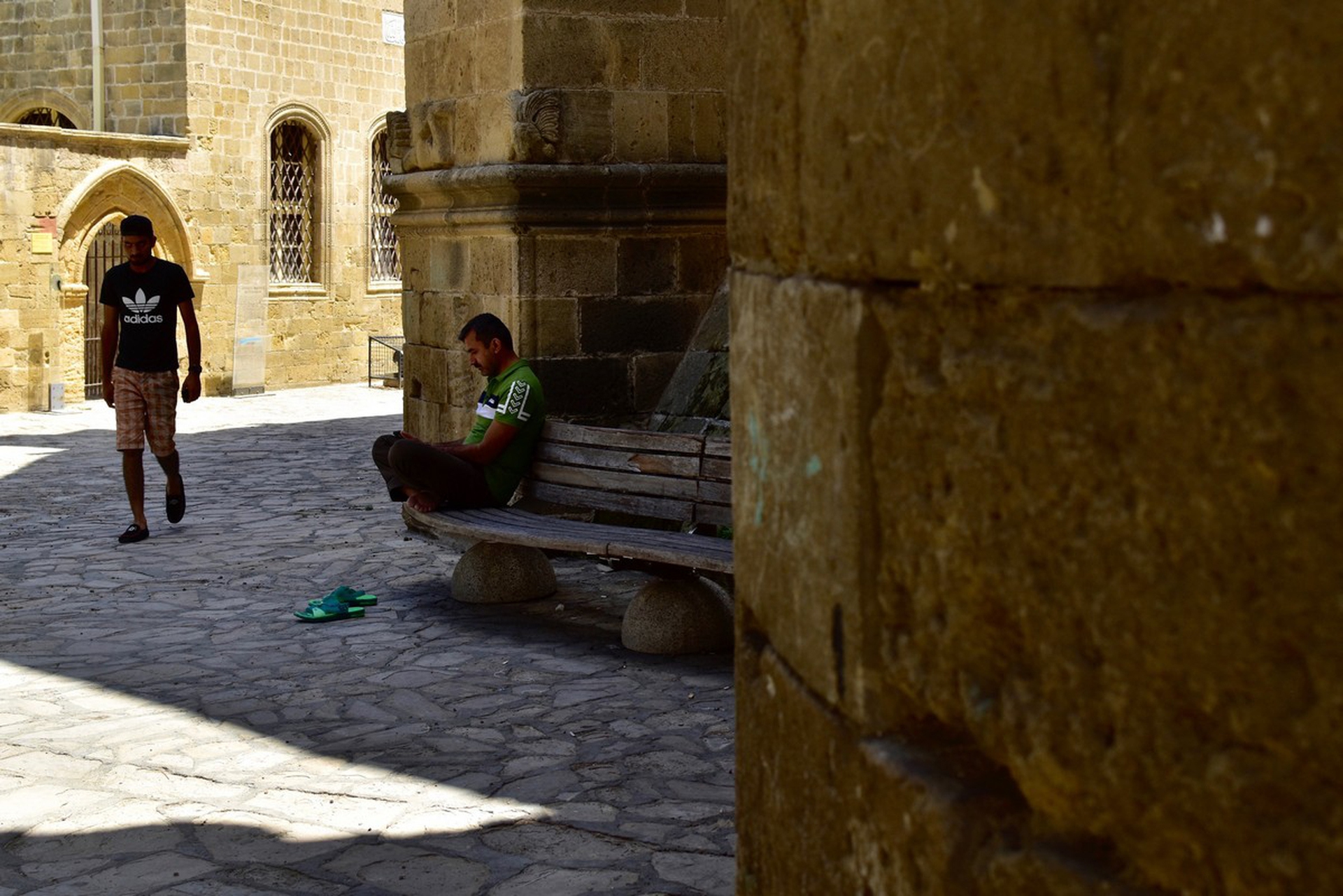 Un uomo riposa fuori dalla Moschea Selimiye, Nicosia
