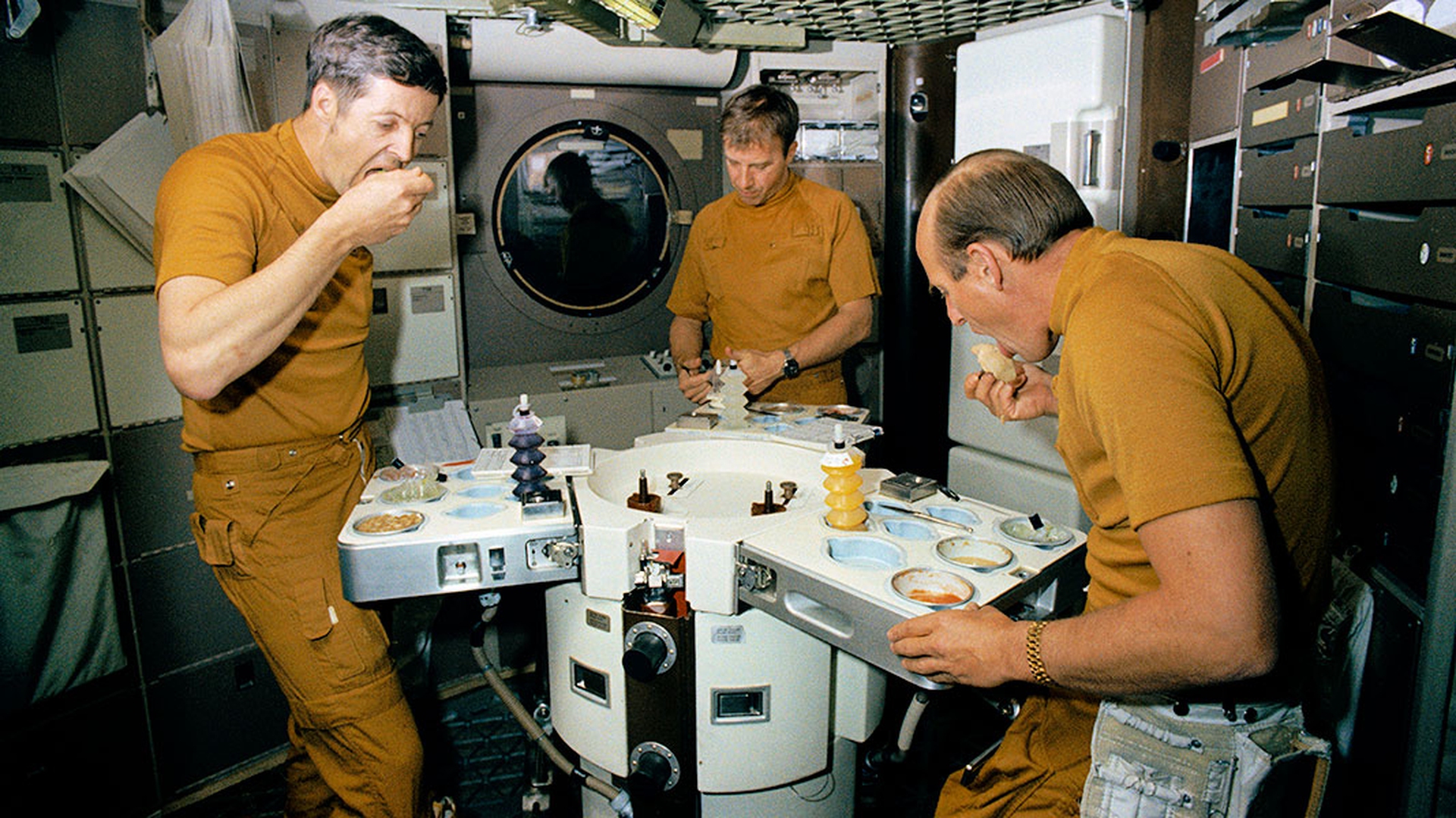 Cibo nello spazio. Dai cubetti dell'Apollo 13 ai legumi Slow Food di Samantha Cristoforetti