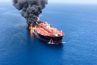 Due petroliere sono andate a fuoco nel golfo di Oman. Donald Trump accusa l’Iran