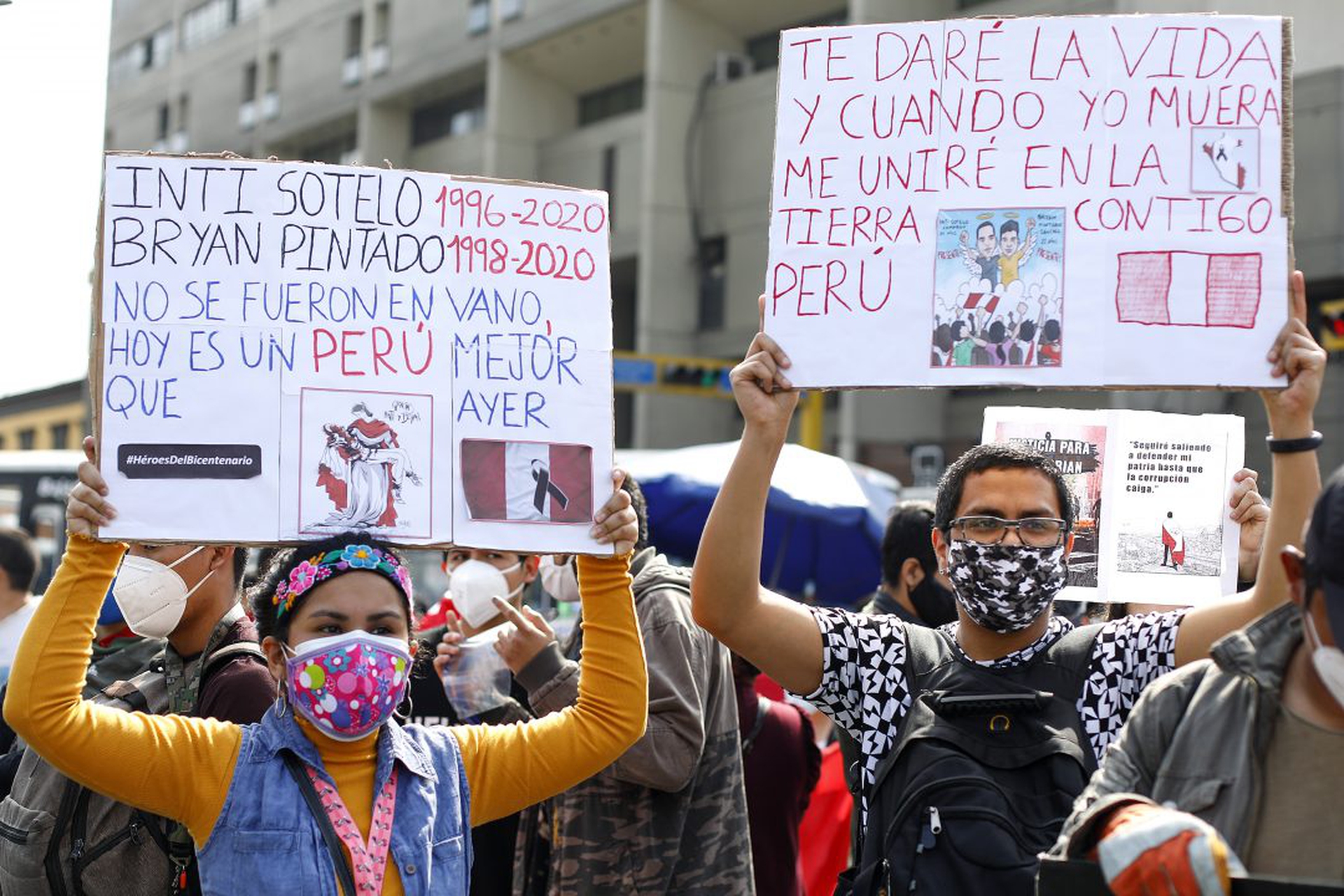 Le manifestazioni contro l'impeachment del presidente in Perù