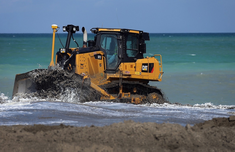 Bulldozer al lavoro per riparare la costa in Florida