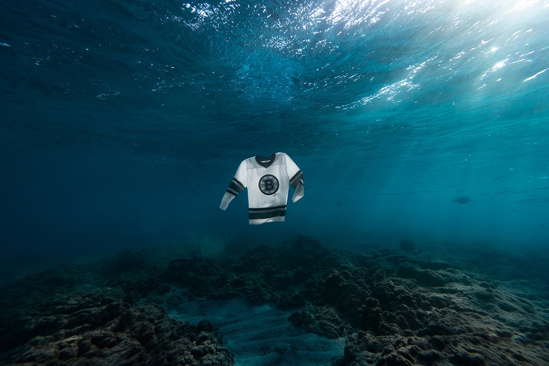 Maglia da hockey realizzata con materiali plastici recuperati dagli oceani