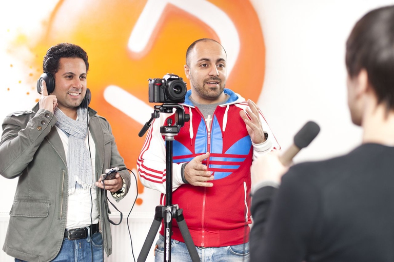 Ali Mahlodji e Jubin Honarfar durante una registrazione