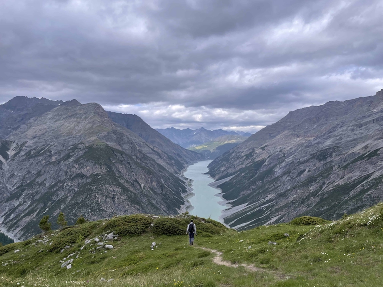 A Livigno si possono ripulire i sentieri mentre si cammina