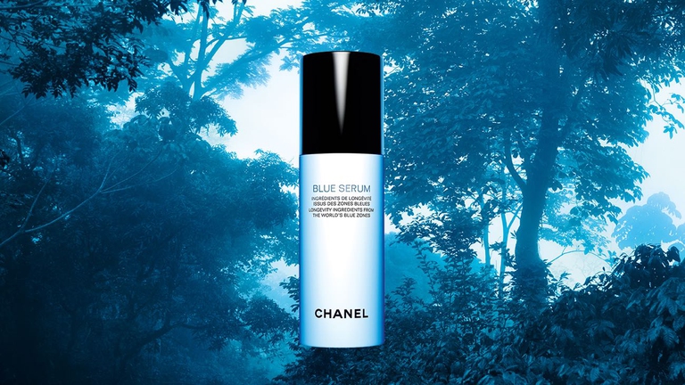 Blue Sérum di Chanel si avvale di  ingredienti naturali particolari
