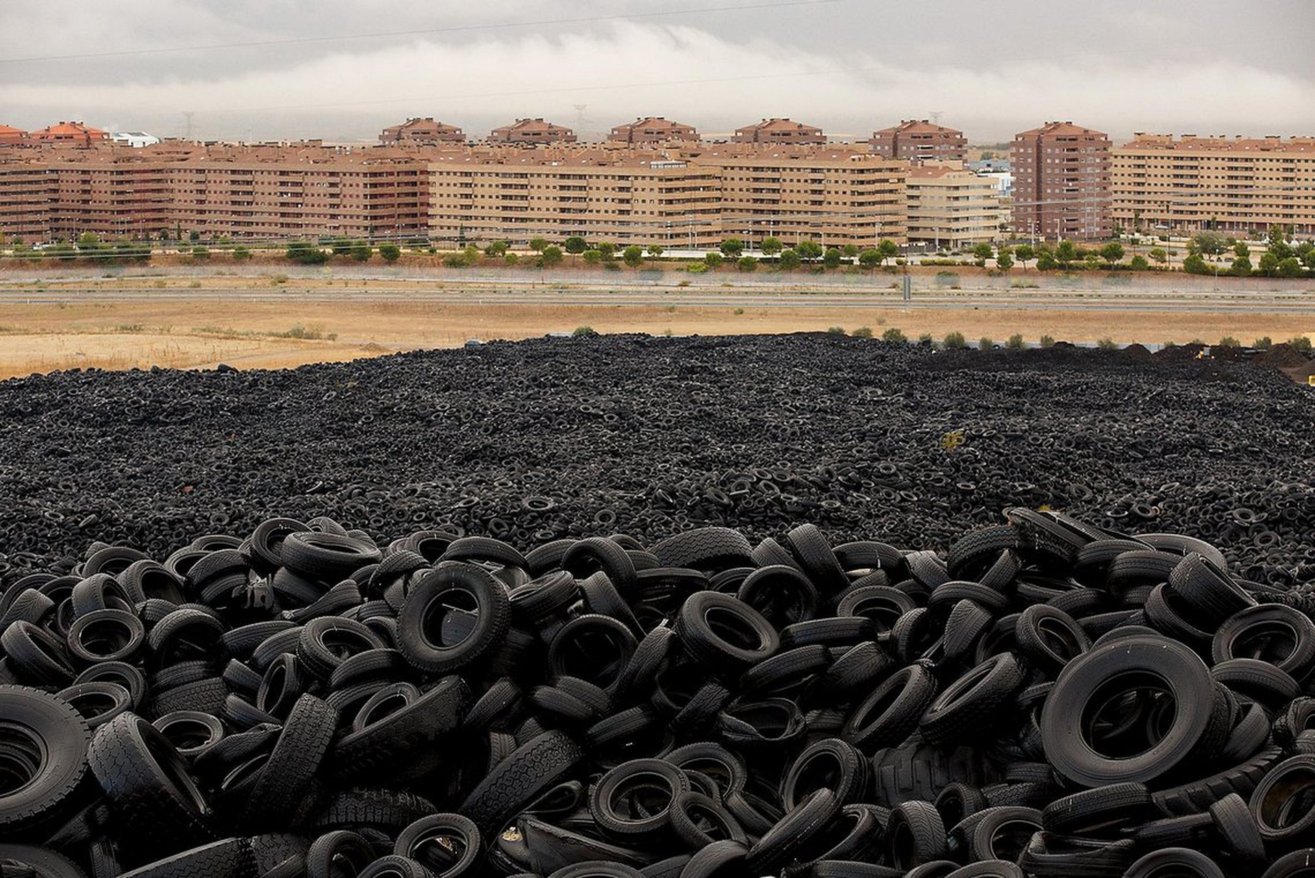 Pneumatici fuori uso abbandonati-002