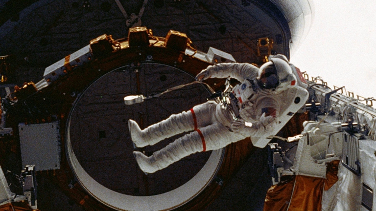 Story Musgrave durente una passeggiata spaziale. Probabilmente stava pensando al suo cibo preferito: i gamberetti. © NASA via Getty Image 