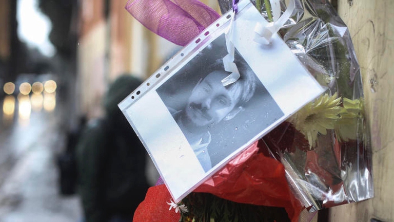 Manifestante deposita fiori davanti all'Ambasciata della Repubblica d'Egitto