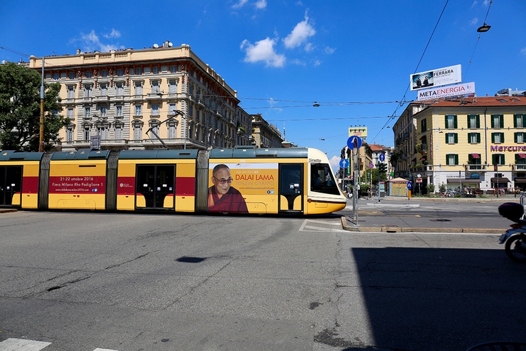Un tram di Milano annuncia l'arrivo di Sua Santità il Dalai Lama