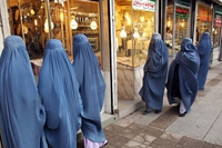 Afghanistan, i talebani impongono di nuovo il velo integrale alle donne