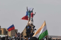 Che cosa succede in Niger, tra bandiere della Russia e ultimatum di guerra
