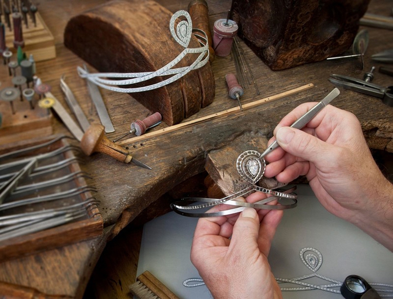 Artigiani al lavoro (foto LVMH)