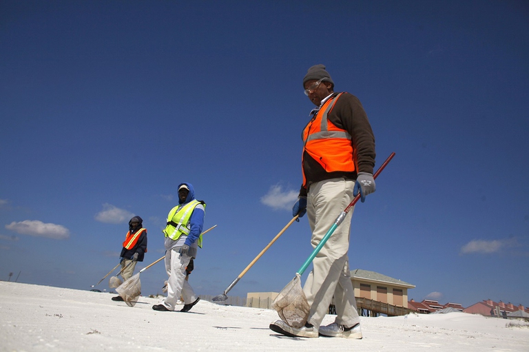 Operazione di rimozione manuale del petrolio