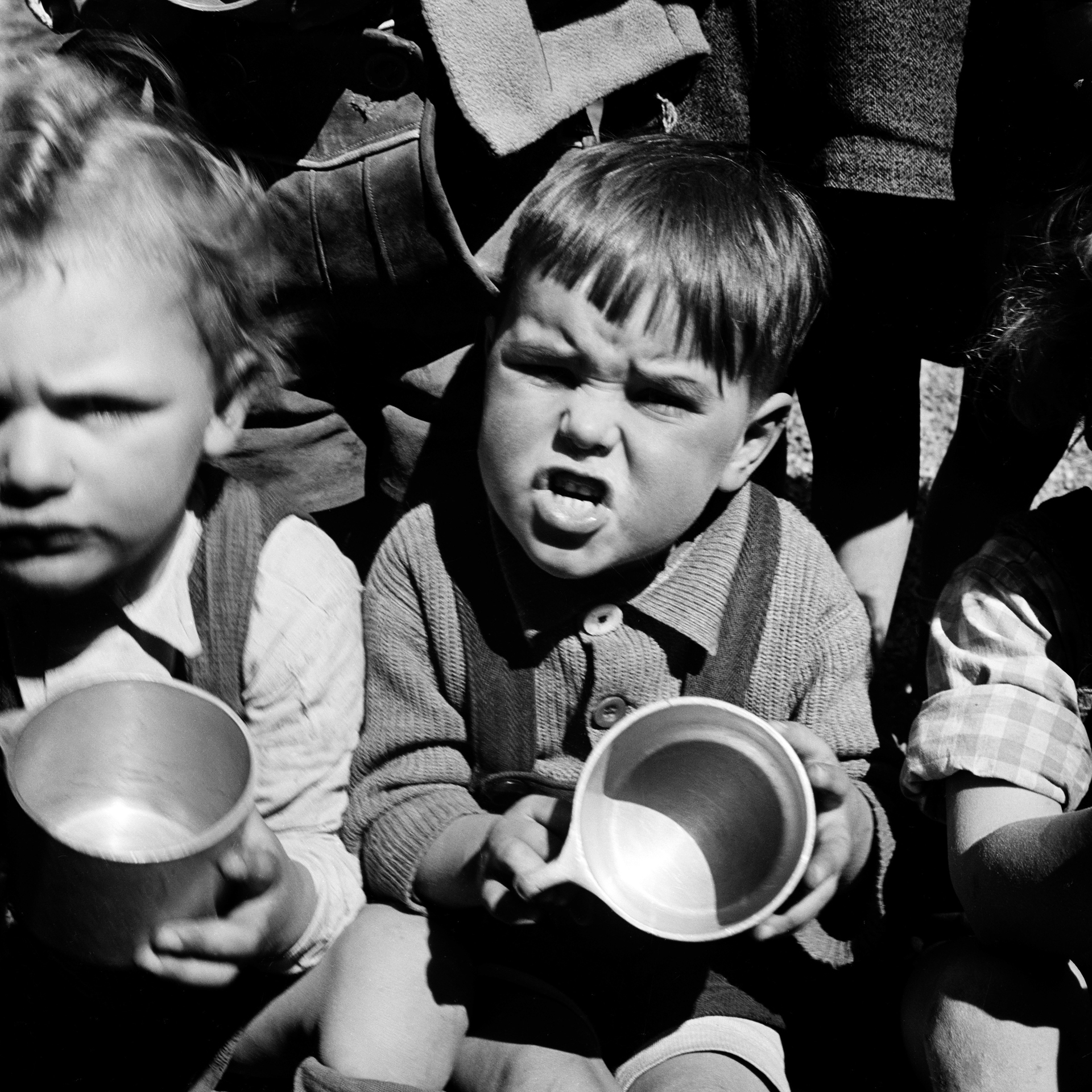 Bambini aspettano il latte distribuito dall'Unhcr